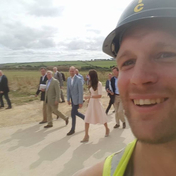 The builder had the Duchess in fits of giggles after snapping the cheeky selfie