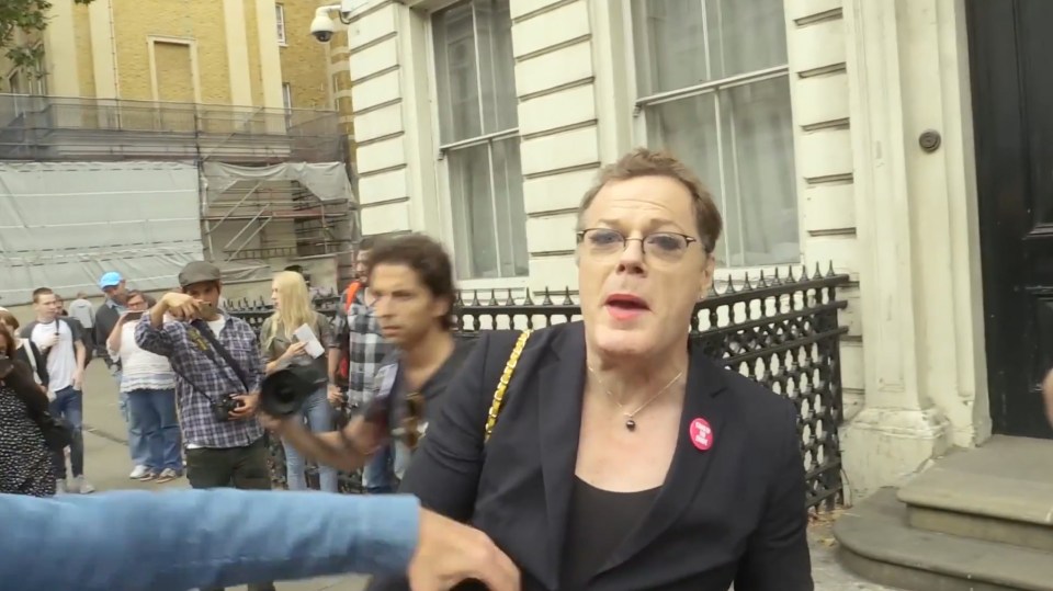 Eddie Izzard praised police during a speech to crowds after his pink beret was returned to him 