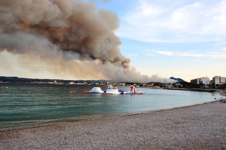 A huge forest fire is raging across the hills surrounding the Costa Blanca resort of Javea, threatening to scorch homes and forcing the evacuation of hundreds of holidaymakers.