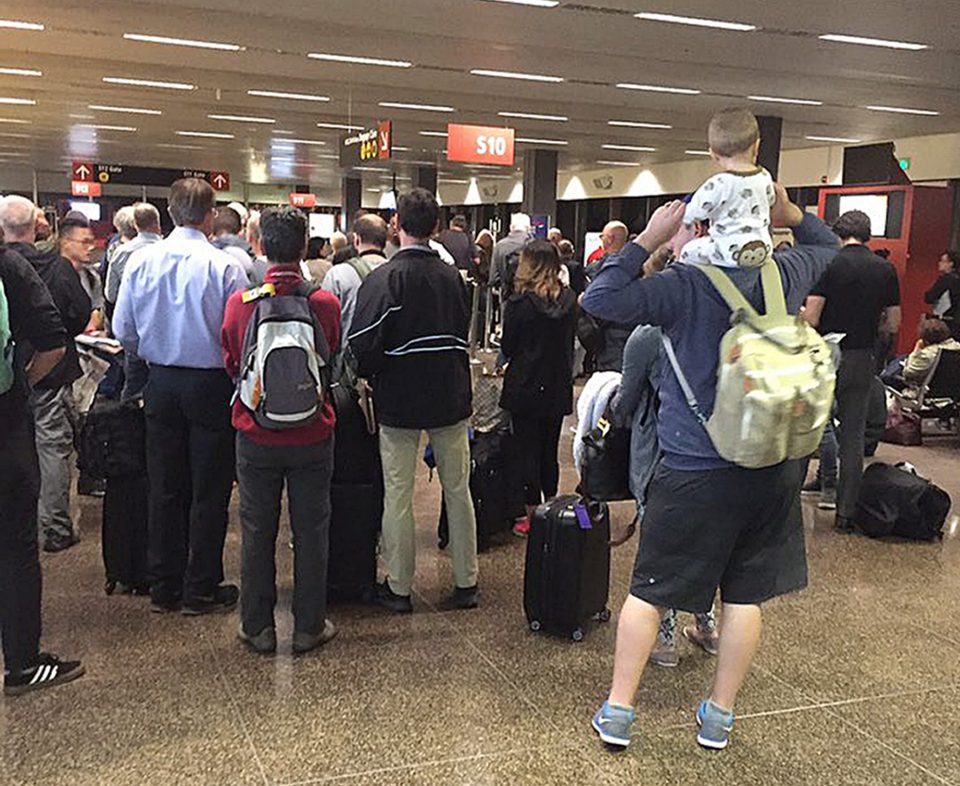 BA flight passengers queue amid massive delays at Seattle airport