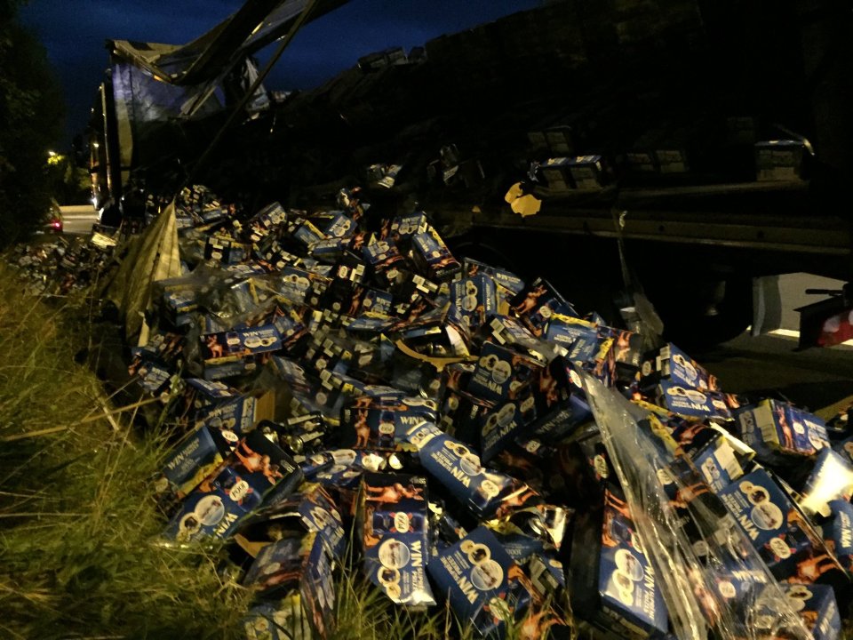 Photographs from the scene showed how dozens of boxes of Kronenburg beer had fallen through the side
