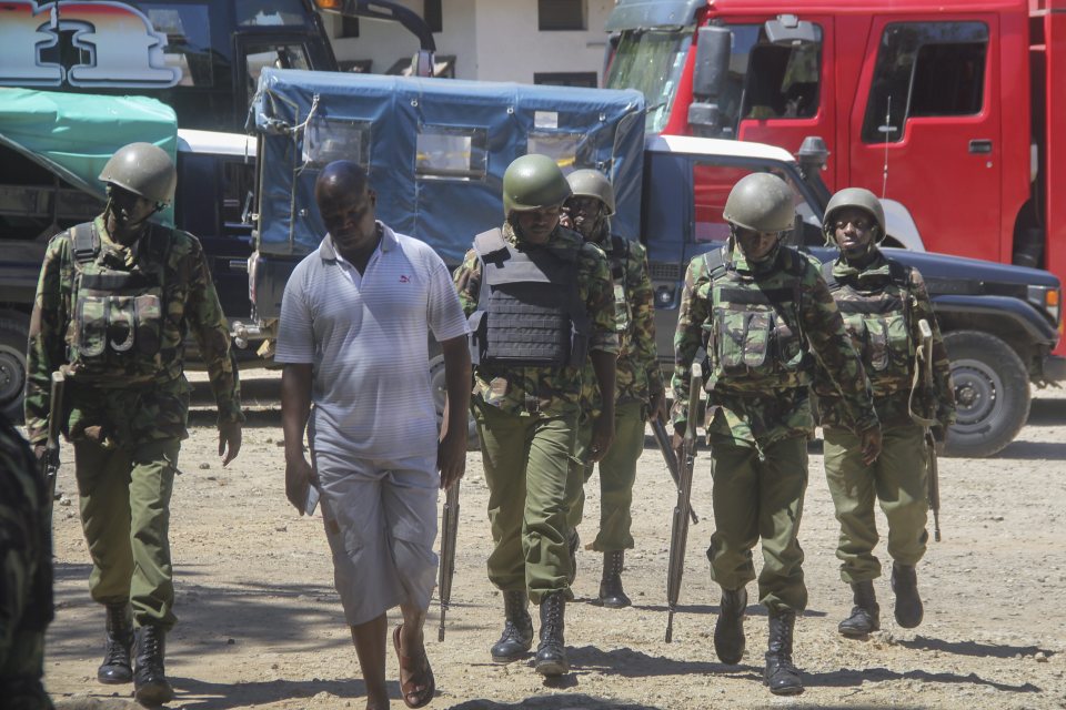 Kenyan soldiers arrive at the police station in the aftermath of the attack
