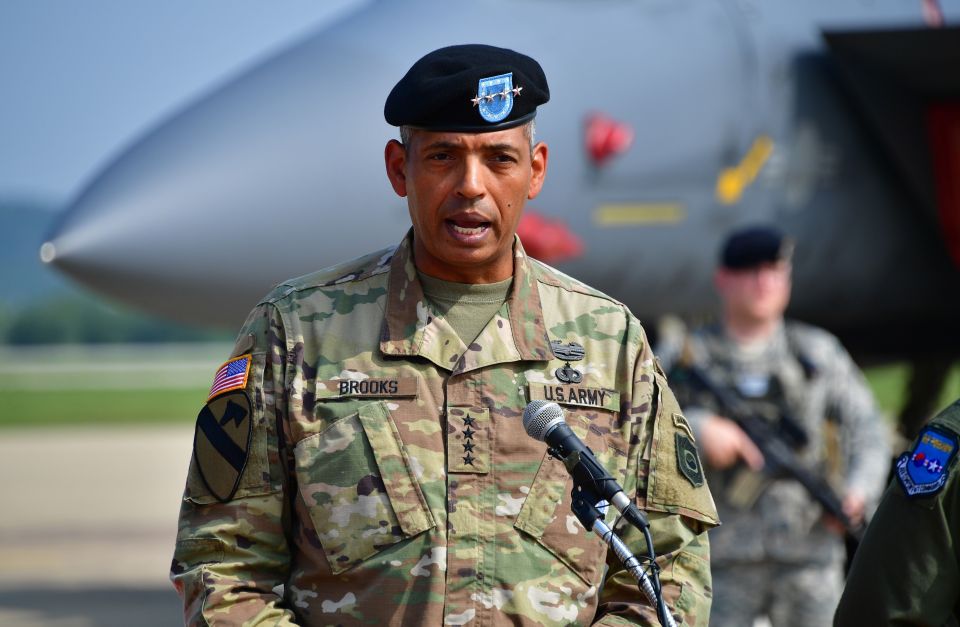 US General Vincent K. Brooks (R), Comman