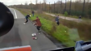 The migrants pelt the truck with missiles