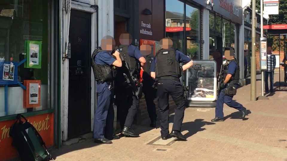 Officers can be heard screaming for anyone in the house to come to the door and give themselves up