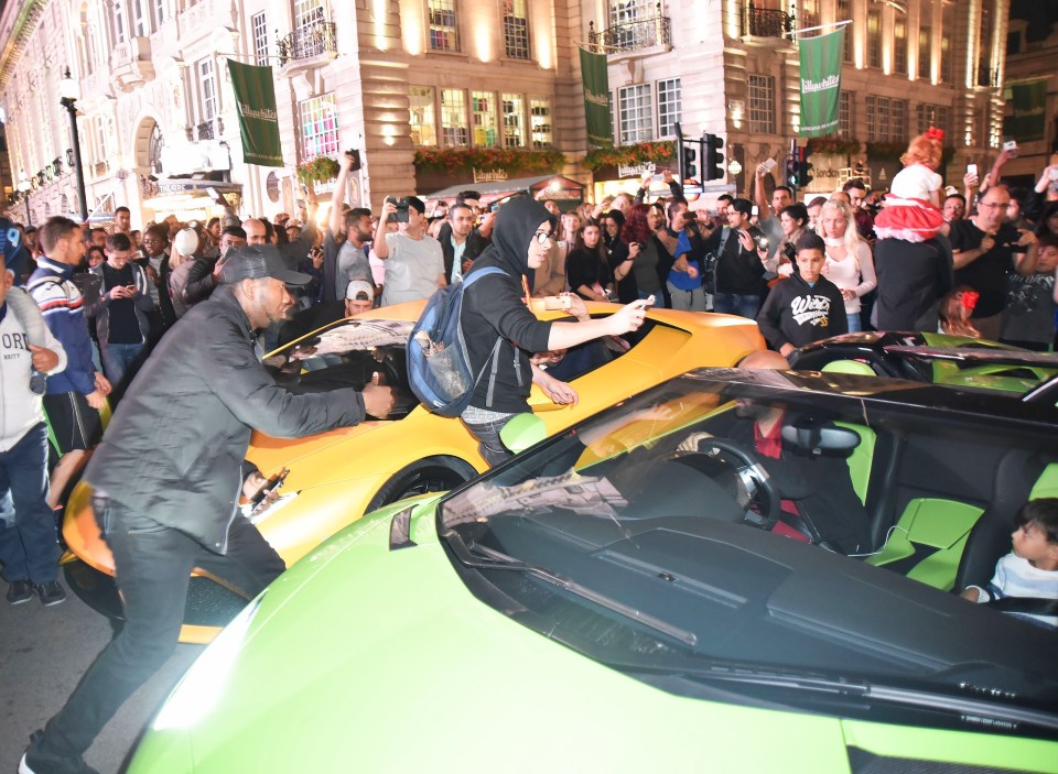 FAMEFLYNET - GV: Supercars Casue Chaos In Piccadilly Circus In London