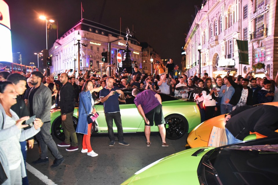 FAMEFLYNET - GV: Supercars Casue Chaos In Piccadilly Circus In London