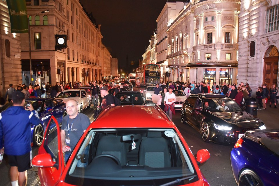 FAMEFLYNET - GV: Supercars Casue Chaos In Piccadilly Circus In London