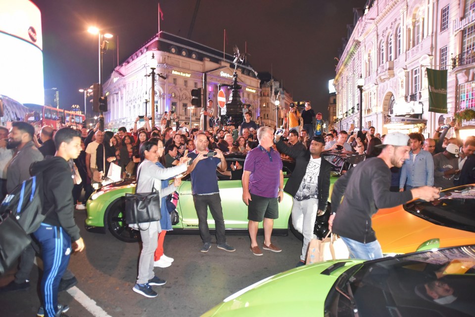 FAMEFLYNET - GV: Supercars Casue Chaos In Piccadilly Circus In London