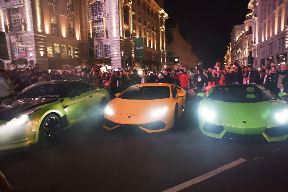 FAMEFLYNET - GV: Supercars Casue Chaos In Piccadilly Circus In London