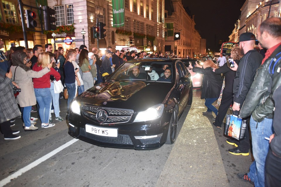 FAMEFLYNET - GV: Supercars Casue Chaos In Piccadilly Circus In London