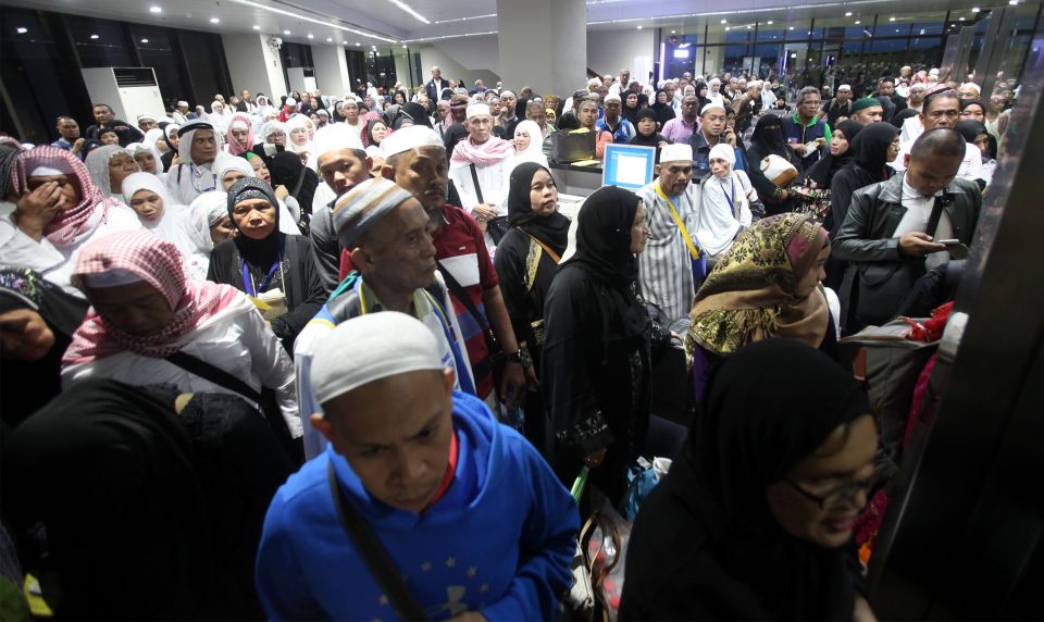 Passengers from a Saudi Arabian Airlines
