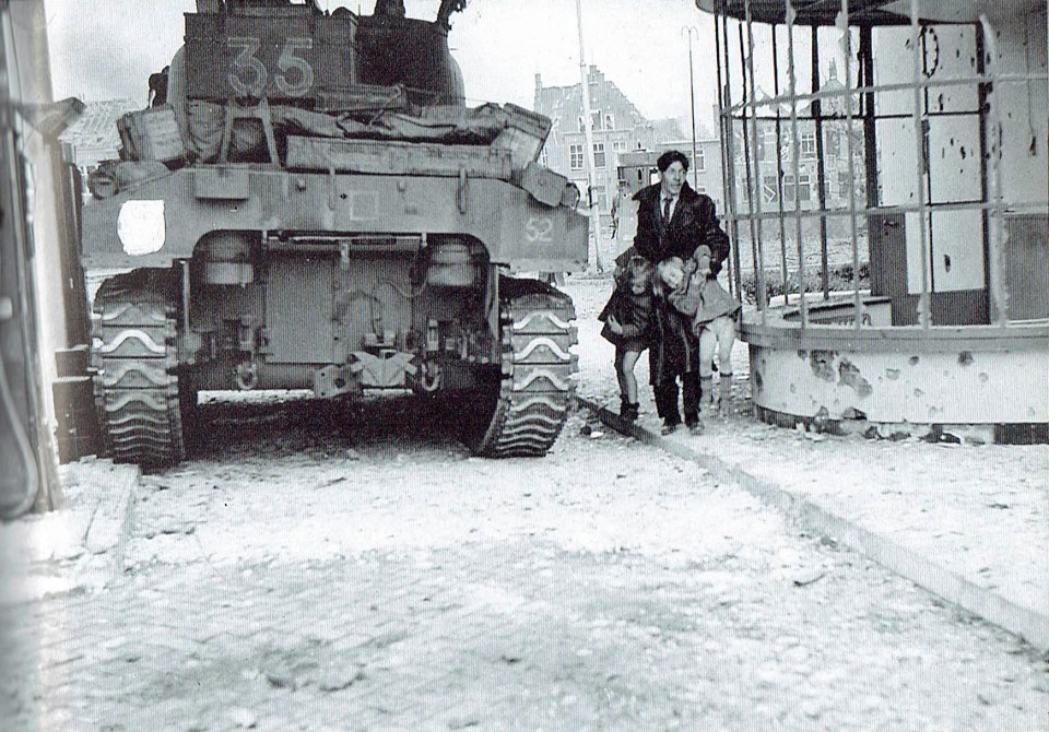 first realised he had saved Toos’ mum years ago when he spotted an iconic wartime photograph of her taken at the time