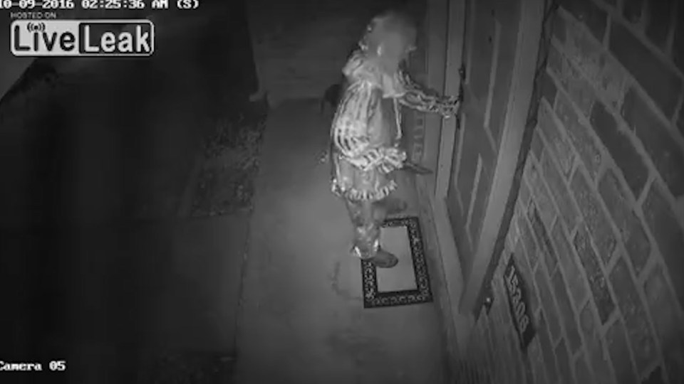 The clown first tries the front door, with the huge knife clearly visible in his hand