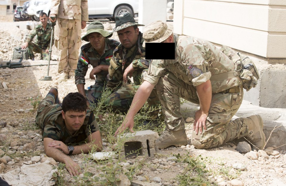 British troops training Peshmerga soldiers in Irbil to find and destroy IEDs