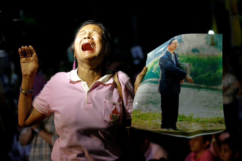 A woman weeps after an announcement that Thailand's King Bhumibol Adulyadej has died, at the Siriraj hospital in Bangkok, Thailand