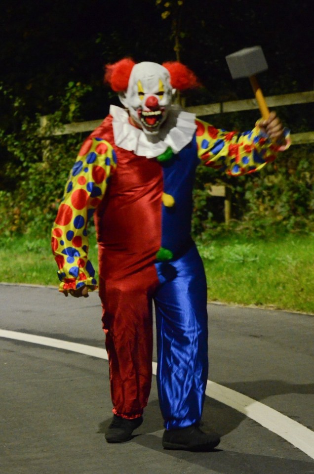 FAMEFLYNET - GV: Scary Clown Seen Terrorizing Motorists With A Mallet In Cheshire