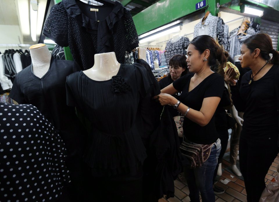 Tourists have been advised to wear respectful clothing as the Thai people continue their period of mourning