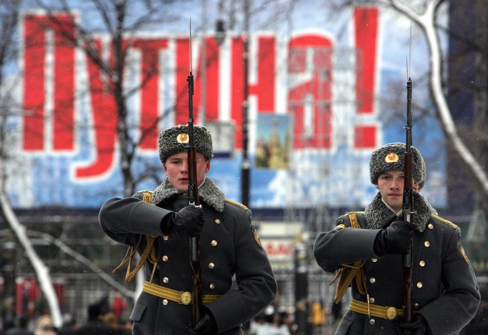 Guards at Russia's tomb of the unknown s