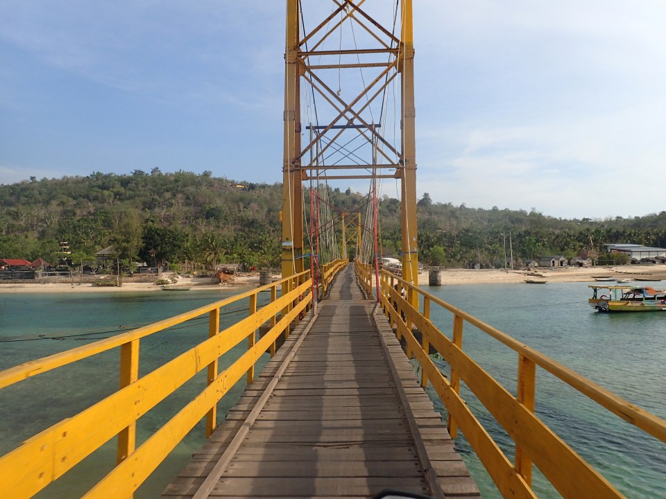 Nine people have died after the "Yellow Bridge" which connects Nusa Lembongan and Nusa Ceninga collapsed at roughly 6.30pm local time
