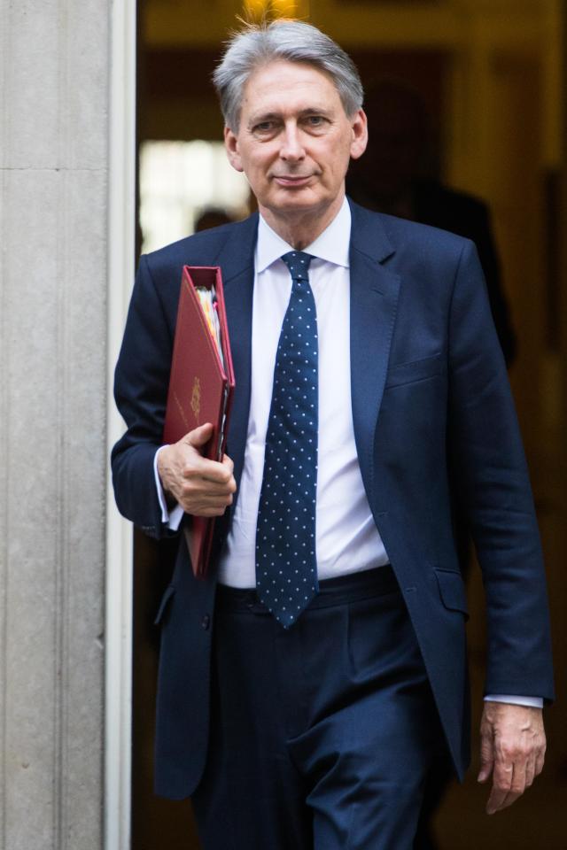 Downing Street, London, October 18th 2016. Chancellor of the Exchequer Philip Hammond leaves 10 Downing Street in London following the weekly cabinet meeting. ¿ Paul Davey/Alamy Live News