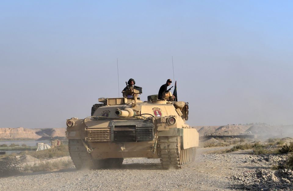 An Iraqi army M1 Abrams tank approaches a checkpoint on October 21, 2016 near Qayyarah, Iraq