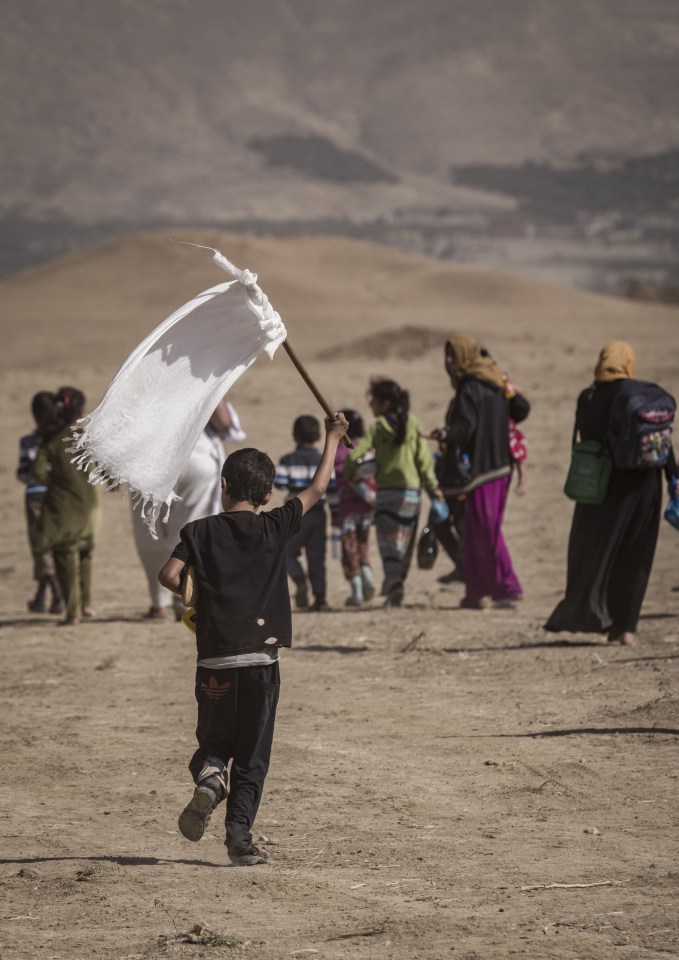 Civilians wave white flags as they escape jihad fire just 15kms from Mosul