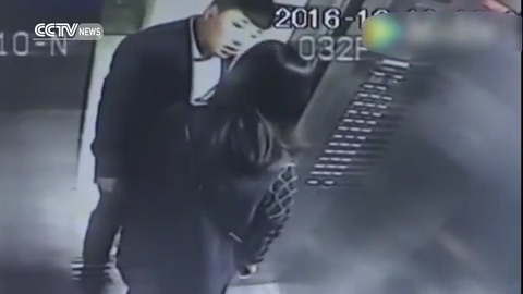 The mum asks the man to stop smoking in the lift