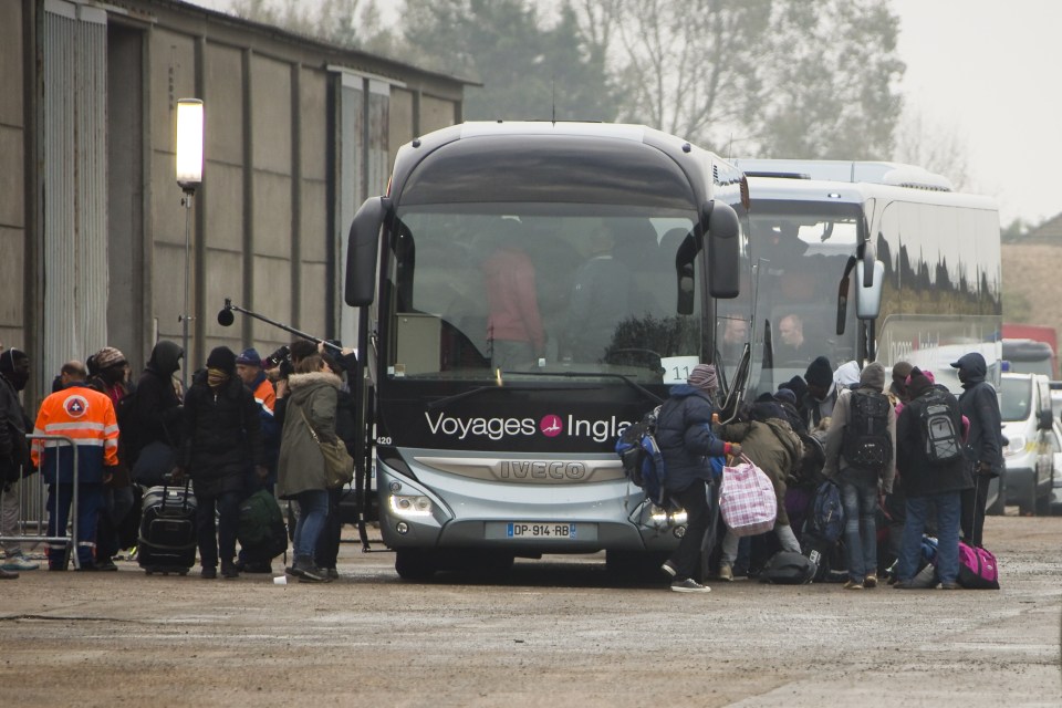 Authorities reportedly failed to order enough buses to transport all the refugees away