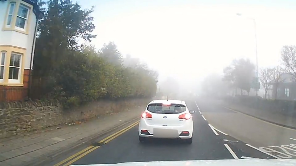 4X4 DRIVER SHARES OWN ROAD RAGE MOMENT WHEN HE LOSES THE PLOT AND CHASES CAR AFTER LANE SPAT