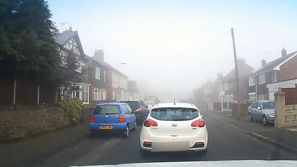 4X4 DRIVER SHARES OWN ROAD RAGE MOMENT WHEN HE LOSES THE PLOT AND CHASES CAR AFTER LANE SPAT