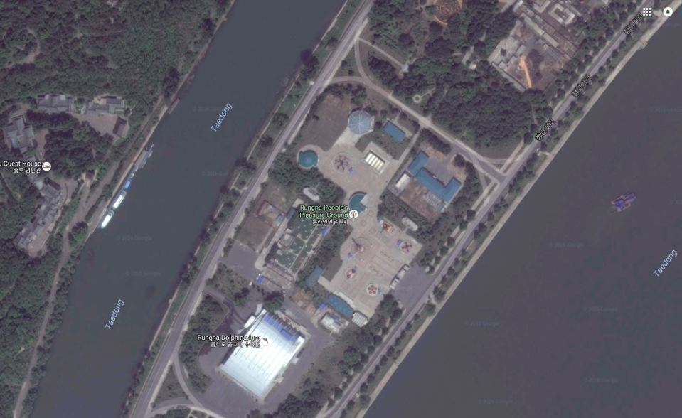 Munsu Water Park, also known as Rungna People's Pleasure Ground, although there seems to be no-one about