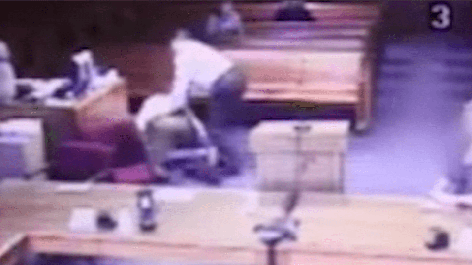 Judge scuffles with defendant after disrespectful behaviour in court