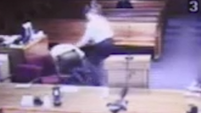 Judge scuffles with defendant after disrespectful behaviour in court