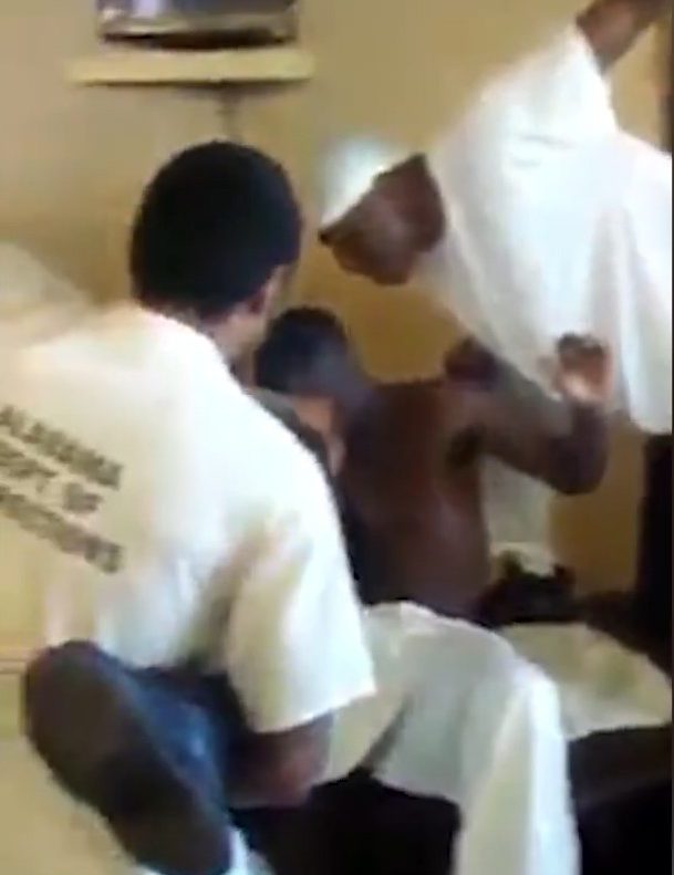 alabama-inmates-do-the-mannequin-challenge-check-out-the-guy-with-a-shank-00_00_04_15-still002