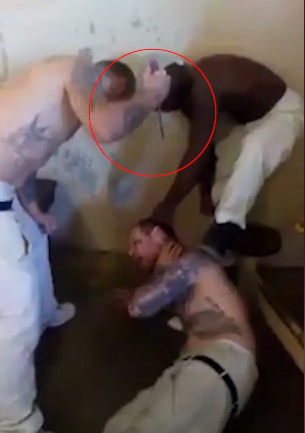 alabama-inmates-do-the-mannequin-challenge-check-out-the-guy-with-a-shank-00_00_09_05-still009