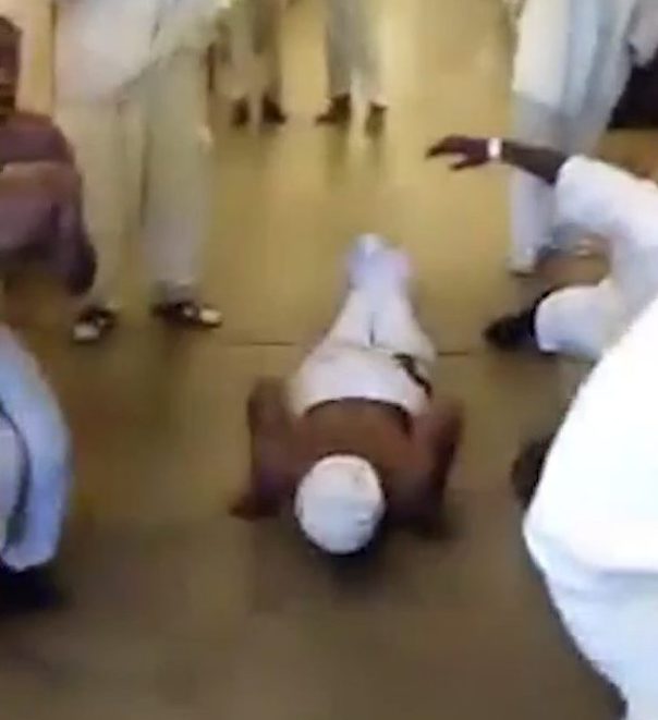 alabama-inmates-do-the-mannequin-challenge-check-out-the-guy-with-a-shank-00_00_15_00-still003