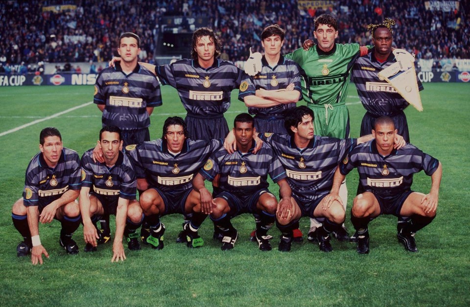 FRANCE - MAY 06: FUSSBALL: UEFA CUP 97/98 FINALE in PARIS, 06.05.1998 INTER MAILAND MANNSCHAFTSFOTO, hintere Reihe v.lks.: ZE ELIAS, Francesco COLONNESE, Javier ZANETTI, TORWART Gianluca PAGLIUCA, Taribo WEST, vordere Reihe v.lks.: Diego SIMEONE, Youri DJORKAEFF, Ivan ZAMORANO, Aron WINTER, Salvatore FRESI, RONALDO (Photo by Gerd Scheewel/Bongarts/Getty Images)