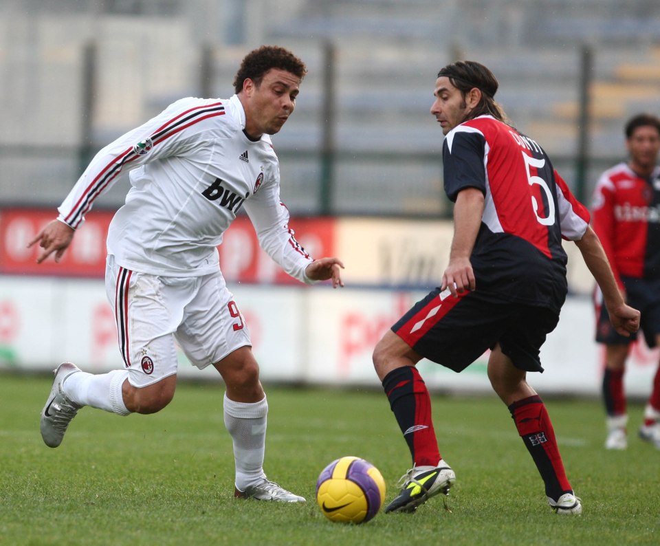 CAGLIARI, ITALY - NOVEMBER 25: Ronaldo of AC Milan in action during the Serie A match between Cagliari and AC Milan at the Stadio San Elia on November 25, 2007 in Cagliari, Italy. (Photo by NewPress/Getty Images)