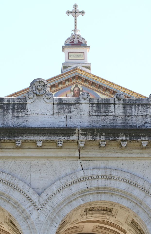 Cracks formed on St. Paul's Basilica in Rome after tremors from Visso quake reached the capital 