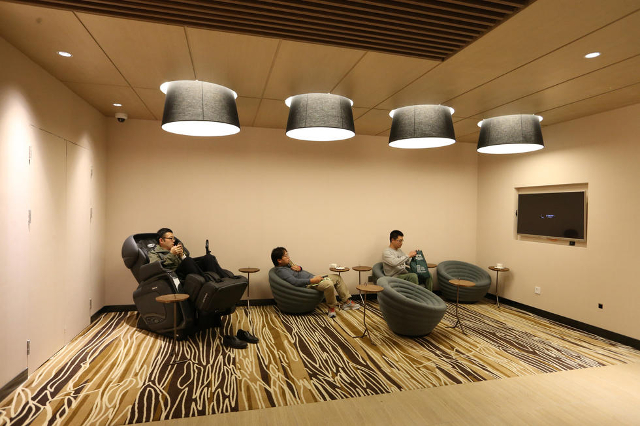 A shopping mall in Shanghai mall has recently opened a "husband nursery"