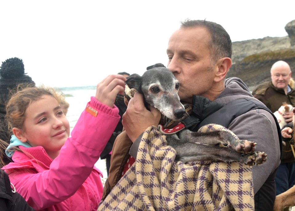 Following an emotional plea on social media owner Mark Woods was joined by friends and family as he took his beloved 18 year old whippet Walnut for his last walk on a Cornish beach