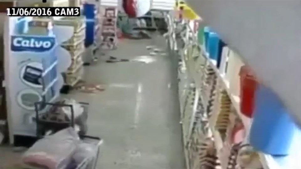 OKLAHOMA EARTHQUAKE: Watch the moment shopper runs for cover and floor shakes.
