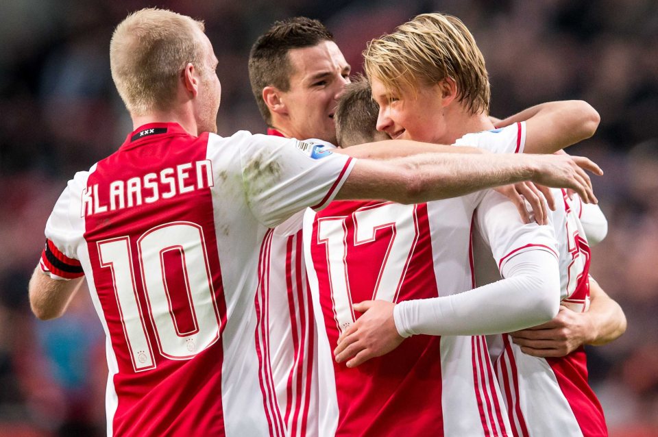 epa05639731 Kasper Dolberg (R) from Ajax celebrates a score with teammates during the Eredivisie match Ajax vs NEC at Amsterdam ArenA in Amsterdam, The Netherlands, 20 November 20116. EPA/ERWIN SPEK
