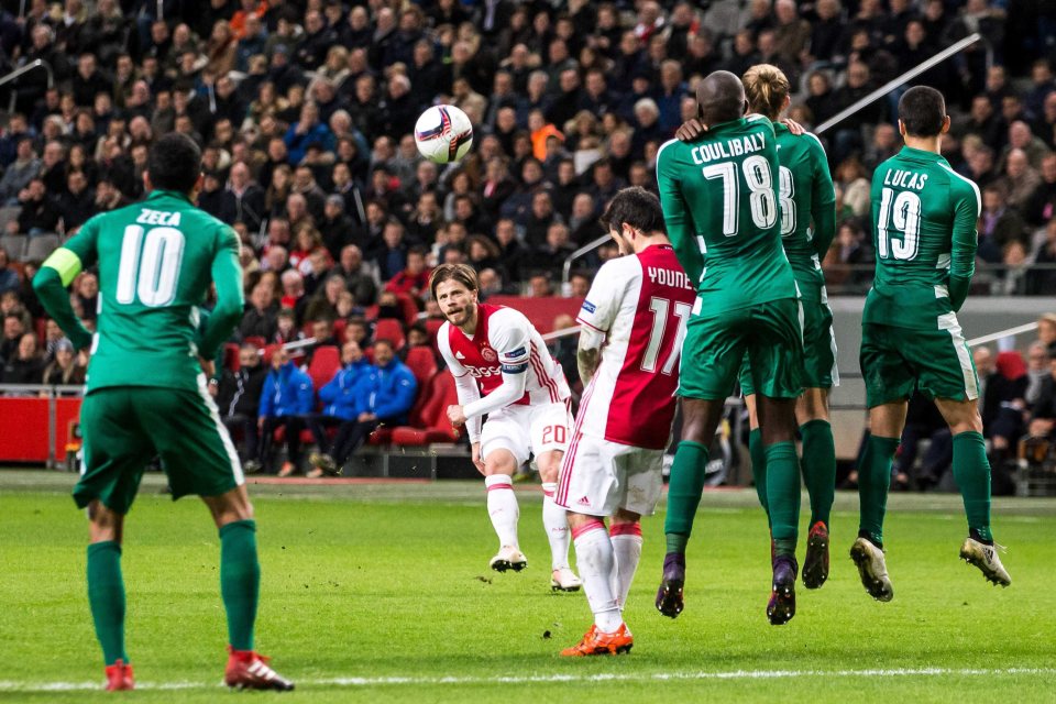 epa05646081 Ajax Amsterdam player Lasse Schone (C) scores against Panathinaikos Athens during the UEFA Europa League Group G, in Amsterdam, The Netherlands, 24 November 2016. EPA/ERWIN SPEK