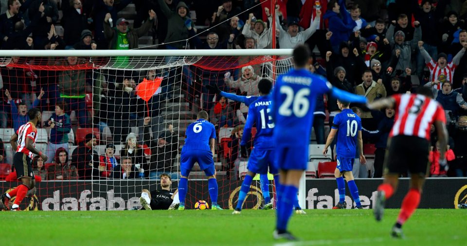 SUNDERLAND, ENGLAND - DECEMBER 03: Robert Huth (3rd L) of Leicester City reacts after his own goal during the Premier League match between Sunderland and Leicester City at Stadium of Light on December 3, 2016 in Sunderland, England. (Photo by Stu Forster/Getty Images)