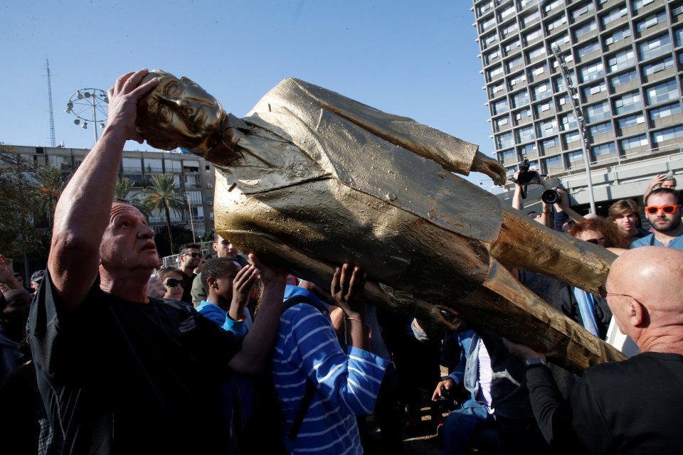 The golden statue of Israel's PM has been toppled
