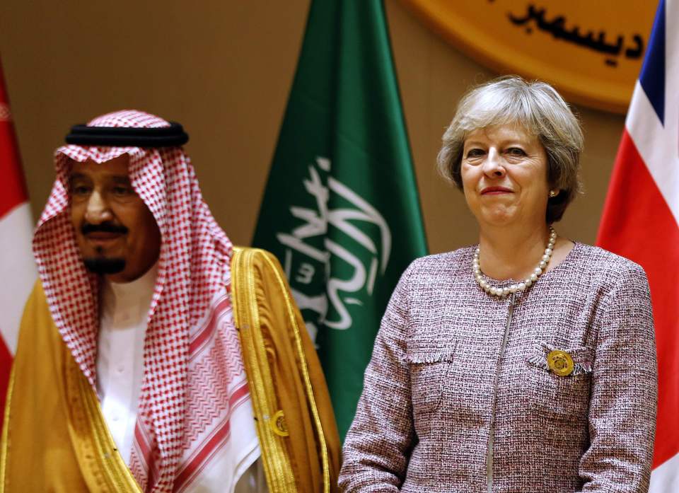 Saudi King Salman (L) and British Prime Minister Theresa May