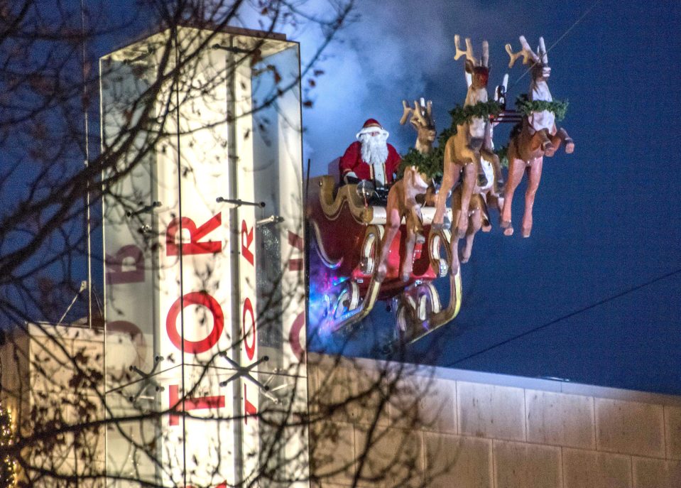 Santa's amazing performance formally marked the reopening of the Berlin Christmas Market