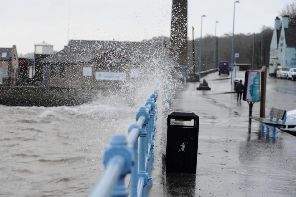 Water levels rise and strong winds cause waves to batter South Queensferrry